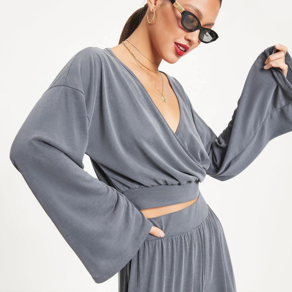 MOLLY WIDE SLEEVE CROP TOP - CHARCOAL
